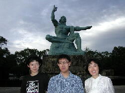 長崎市平和公園平和の像を背景に記念写真